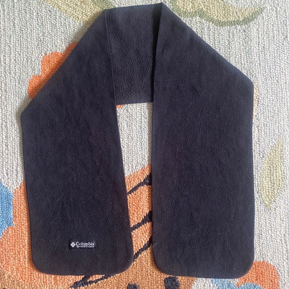 Columbia Sportswear Company I Unisex Charcoal Fleece Scarf - Picture 7 of 14